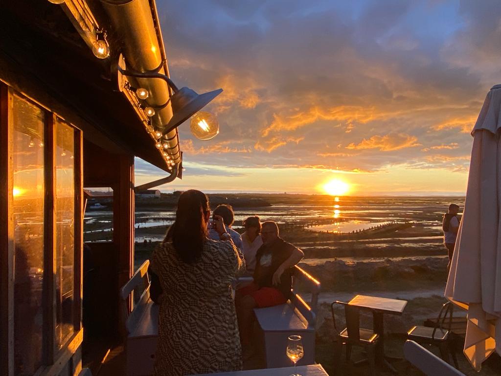 Coucher de Soleil sur le Port : Dégustez nos huîtres lors d'un magnifique coucher de soleil sur le port de Larros. Coucher de Soleil sur le Port : Dégustez nos huîtres lors d'un magnifique coucher de soleil sur le port de Larros.