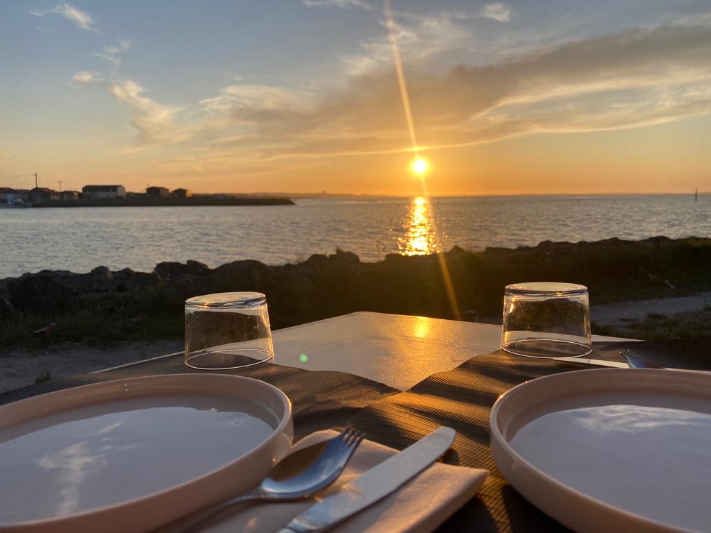 Dégustation Conviviale : Partagez un moment convivial autour d'un plateau d'huîtres fraîches avec vos proches. Dégustation Conviviale : Partagez un moment convivial autour d'un plateau d'huîtres fraîches avec vos proches.