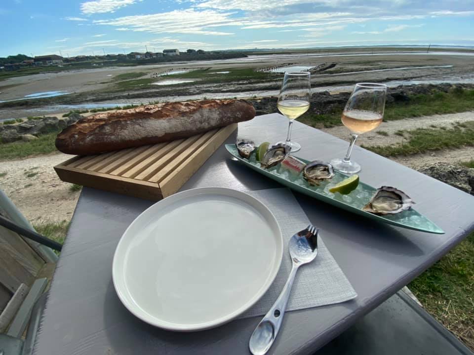 Huîtres Prêtes à Emporter : Emportez chez vous un morceau du Bassin d'Arcachon avec nos huîtres fraîches à emporter. Huîtres Prêtes à Emporter : Emportez chez vous un morceau du Bassin d'Arcachon avec nos huîtres fraîches à emporter.