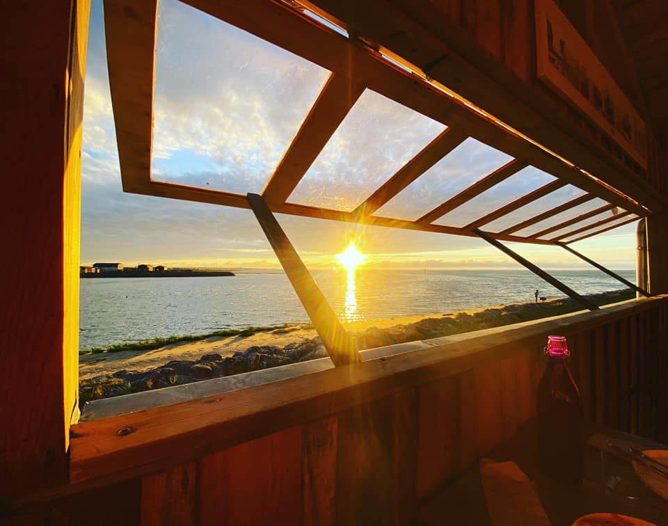 Moment de Dégustation : Capturez le moment parfait de dégustation de nos huîtres fraîches, symbole de la gastronomie locale. Moment de Dégustation : Capturez le moment parfait de dégustation de nos huîtres fraîches, symbole de la gastronomie locale.