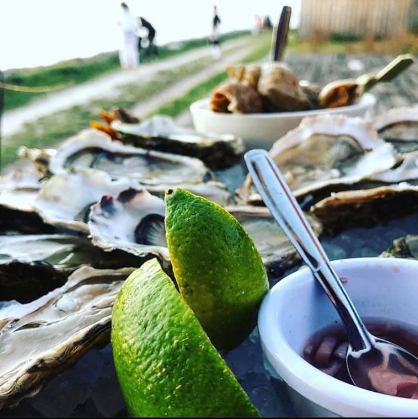 Terrasse en Bord de Mer : Dégustez nos huîtres sur notre terrasse en bord de mer, avec une vue panoramique sur le Bassin d'Arcachon Terrasse en Bord de Mer : Dégustez nos huîtres sur notre terrasse en bord de mer, avec une vue panoramique sur le Bassin d'Arcachon