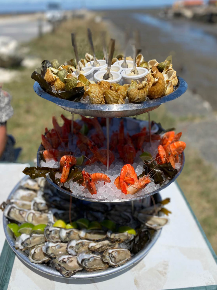 Dégustation Gourmande : Chaque bouchée de nos huîtres est une dégustation gourmande qui célèbre la mer et ses trésors. Dégustation Gourmande : Chaque bouchée de nos huîtres est une dégustation gourmande qui célèbre la mer et ses trésors.